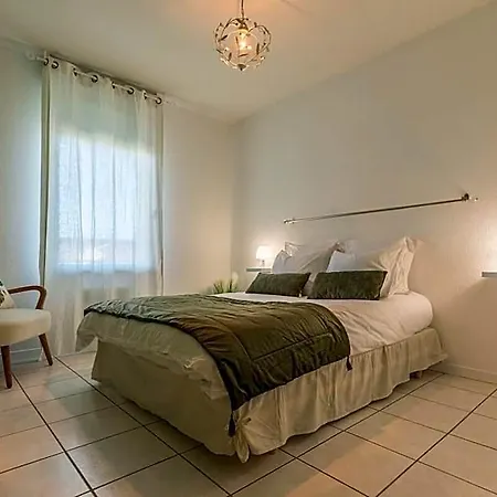 Hotel Spacieux/tres Calme Proche De L'aeroport Et Airbus 3*