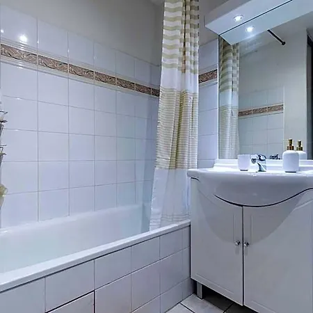 Spacieux/tres Calme Proche De L'aeroport Et Airbus Hotel 3*